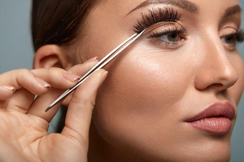 5 Application Techniques You Need for Flawless Faux Lashes
